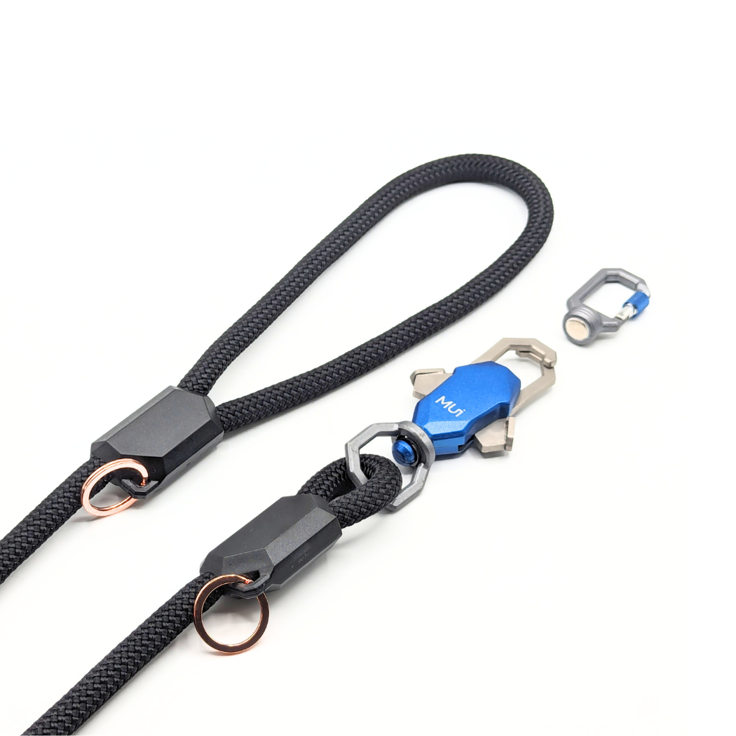 Black rope leash with a magnetic latch and clip